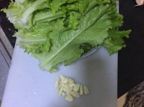 准备好所需原料和调料，生菜一片片叶子掰开，洗净后沥干水分