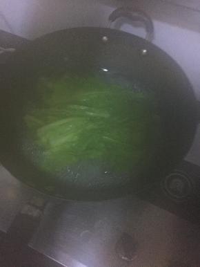 煮沸水中加1勺盐，放几滴油，放入生菜，焯10秒左右捞出沥干水分，放在碟子里，