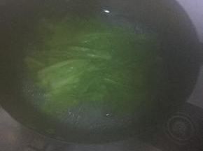 煮沸水中加1勺盐，放几滴油，放入生菜，焯10秒左右捞出沥干水分，放在碟子里，