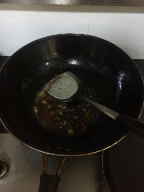 将蒜肉拍碎，炒锅烧热油爆香蒜蓉，将蚝油、生粉和水一起拌匀调成酱汁加入到爆香的蒜蓉里，煮沸酱汁