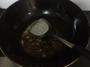 将蒜肉拍碎，炒锅烧热油爆香蒜蓉，将蚝油、生粉和水一起拌匀调成酱汁加入到爆香的蒜蓉里，煮沸酱汁
