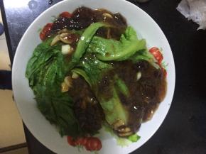 将酱汁淋在生菜上面，