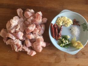 五花肉切大丁，其他佐料备好