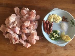 五花肉切大丁，其他佐料备好