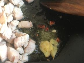 先入五花肉炒干水分，拨至锅的一侧，加入油，放姜片，八角及白糖炒糖色