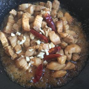 再加入少许料酒和酱油爆炒香