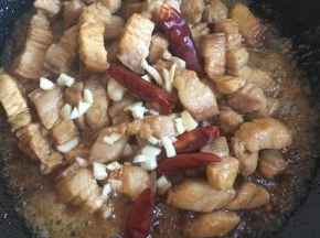 再加入少许料酒和酱油爆炒香