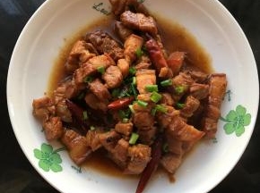 加入干红辣椒和蒜粒，转小火倒入开水没过肉盖上锅盖顿30分钟