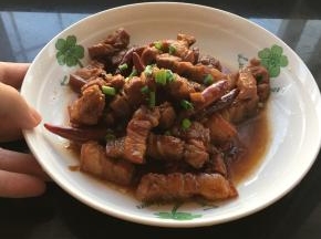 出锅装盘后撒入葱花