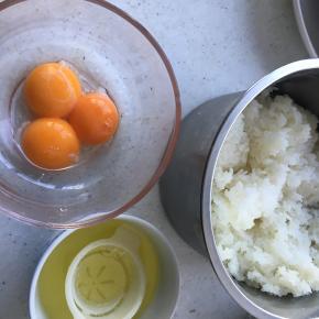 准备原料，蛋黄和蛋清分离