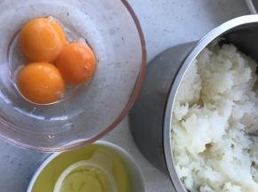 准备原料，蛋黄和蛋清分离