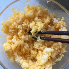 将蛋黄倒入米饭里，搅拌均匀