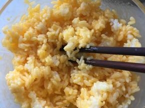 将蛋黄倒入米饭里，搅拌均匀
