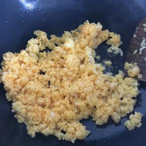 倒入裹了蛋黄液的米饭，翻炒