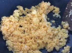 倒入裹了蛋黄液的米饭，翻炒