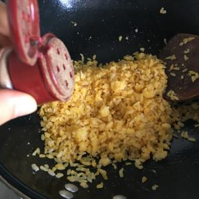 根据个人口味加入盐和胡椒粉调味，