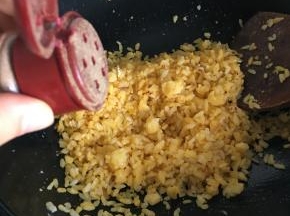 根据个人口味加入盐和胡椒粉调味，