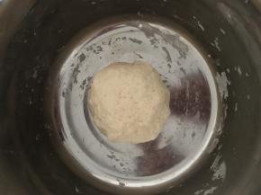 酵母加温水调开，倒入面粉和一下揉成团