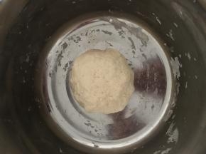 酵母加温水调开，倒入面粉和一下揉成团