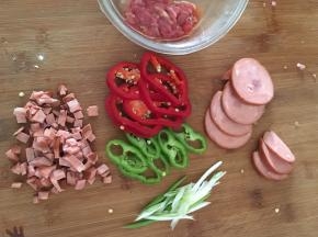 火腿切丁及片状，牛肉切小粒，辣椒切圈，葱切段，