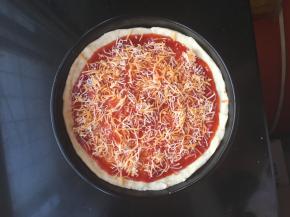 底层涂上番茄酱，再撒一层芝士