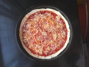 底层涂上番茄酱，再撒一层芝士