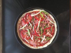 准备好的食材铺上，最上层再撒些芝士