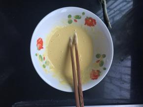 .鸡蛋1个，加入面粉20克左右，加1小勺淀粉或糯米粉，加入水，搅拌均匀，