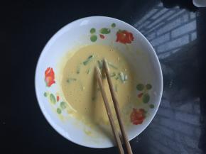 葱切细丝，加入蛋饼糊中，再加入盐，搅拌均匀