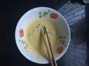 葱切细丝，加入蛋饼糊中，再加入盐，搅拌均匀