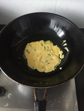 .锅中放入少量的油，烧热后放入蛋饼糊，蛋饼糊从中间倒入，然后迅速转动锅的角度，让蛋饼糊均匀地散开在锅的整个表面