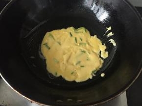 .锅中放入少量的油，烧热后放入蛋饼糊，蛋饼糊从中间倒入，然后迅速转动锅的角度，让蛋饼糊均匀地散开在锅的整个表面