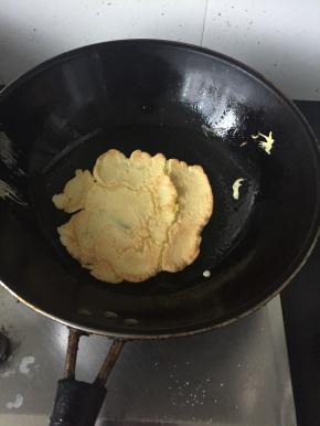 翻面的时候必须要另一面都煎熟了，不然翻过来就会散，等一面熟了再进行翻面，