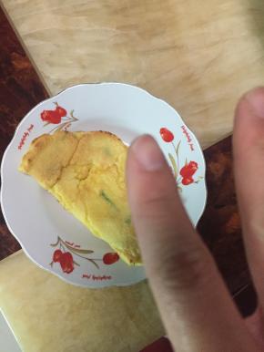 出锅的鸡蛋饼折上，就可以拿起来吃了