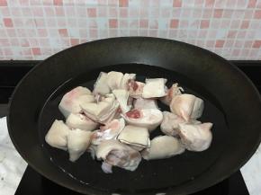 猪手冷水下锅，焯水，水沸腾后即可关火，冲掉浮沫，沥干水分备用，