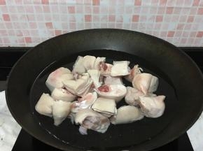 猪手冷水下锅，焯水，水沸腾后即可关火，冲掉浮沫，沥干水分备用，