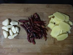 姜切大片、蒜用刀拍一下、干辣椒