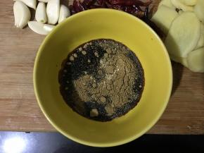 生抽、老抽、十三香、花椒油混合在小碗里，搅拌均匀备用