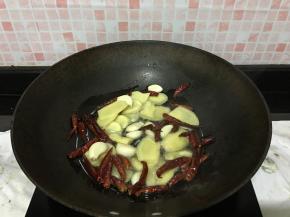 热锅倒多一点油，小火煸香姜蒜辣椒