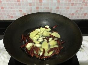 热锅倒多一点油，小火煸香姜蒜辣椒