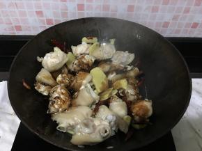 然后加入调好的酱汁，翻炒3分钟，加少量水