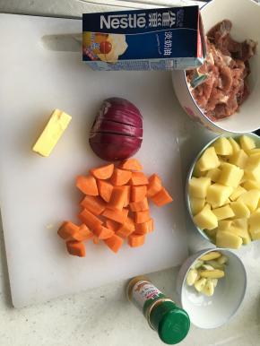 牛肉腌制好后，准备其他材料，切好土豆、胡萝卜块