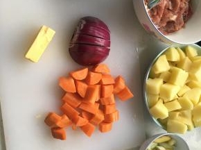 牛肉腌制好后，准备其他材料，切好土豆、胡萝卜块