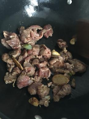 热锅内放入黄油，加入葱蒜后，倒入牛肉煸炒