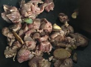 热锅内放入黄油，加入葱蒜后，倒入牛肉煸炒