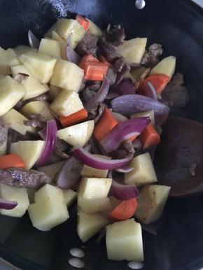 再加入洋葱、土豆、胡萝卜等蔬菜