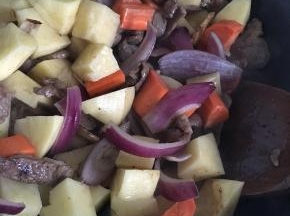 再加入洋葱、土豆、胡萝卜等蔬菜