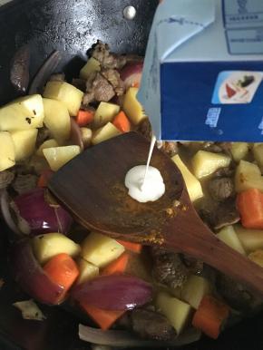 加入少许奶油，翻炒，让香味更浓郁