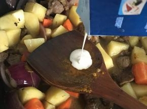 加入少许奶油，翻炒，让香味更浓郁