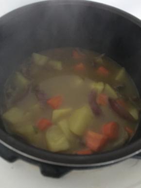 倒入盖过食材的清水，炖煮至土豆酥软（可以转由电压力锅烹饪）